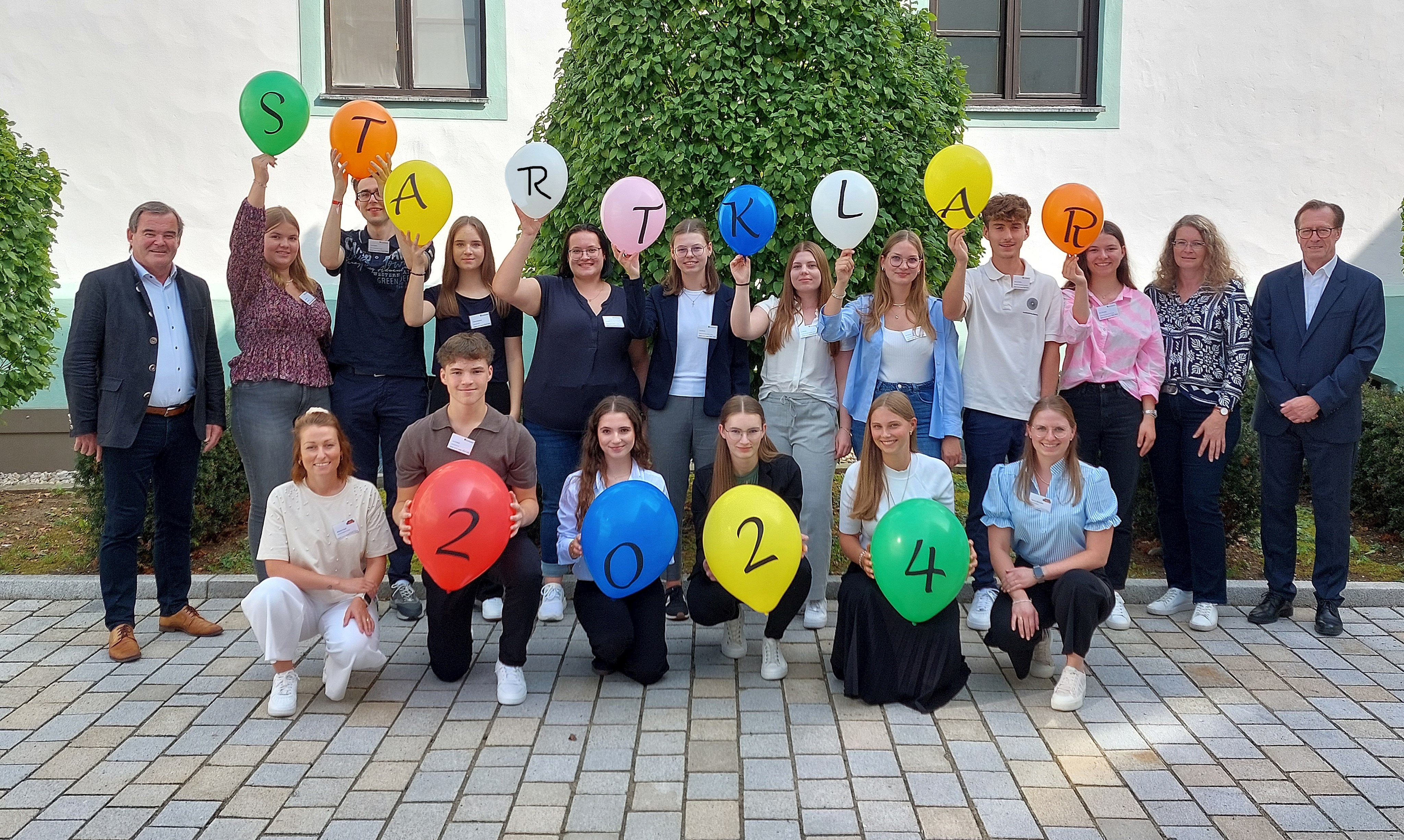 mehrere Personen stehen in einer Gruppe nebeneinander